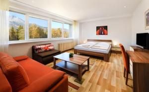 sala de estar con sofá y cama en Hotel Academia en Stará Lesná