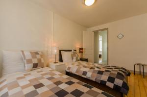 a bedroom with two beds in a room at L'alnilia in Romilly-sur-Seine