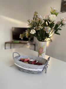 un jarrón con un ramo de flores sobre una mesa en Charming two bedroom villa with pool and garden, en La Gaude