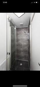 ein Bad mit einer Dusche und einer Glastür in der Unterkunft House @ Queens University in Belfast