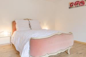 Een bed of bedden in een kamer bij Les loulous