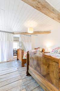 1 dormitorio con 2 camas en una habitación en Les loulous, en Arrentières