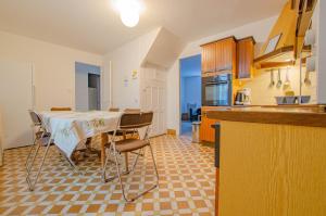a kitchen with a table and chairs in a room at L'arminda in Champfleury
