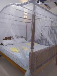 1 cama con dosel en una habitación en Brave resort Mirissa, en Mirissa