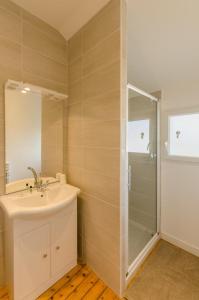W łazience znajduje się umywalka i prysznic. w obiekcie L'alnilia ii w mieście Romilly-sur-Seine