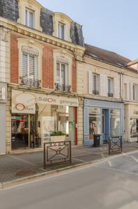 ulica z sklepami po stronie budynku w obiekcie L'alnilia ii w mieście Romilly-sur-Seine