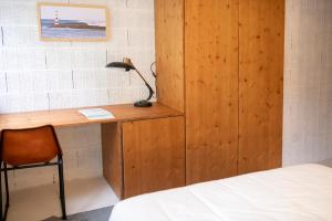 a bedroom with a desk with a bed and a lamp at Fisherman's Blues - Casa na Praia in Arcozelo