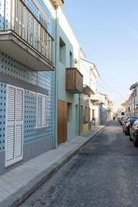 eine Straße mit einem blau und weiß gefliesten Gebäude in der Unterkunft Fisherman's Blues - Casa na Praia in Arcozelo