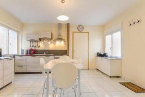 cocina con mesa y sillas en una habitación en La menuiserie du pre, en Rigny-la-Nonneuse