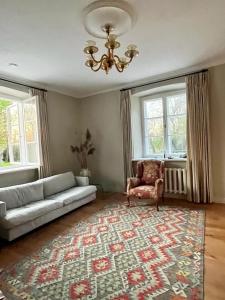 sala de estar con sofá y alfombra en Kuflew Manor House, en Mrozy