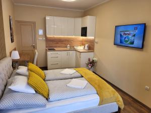 Posteľ alebo postele v izbe v ubytovaní Glória Apartman Szarvas