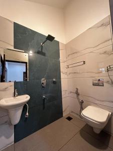 a bathroom with a sink and a toilet at Windgram Homestay in Ambalavayal +15 photos