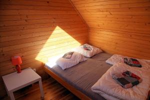 サルビノボにあるMorska Przystań Sarbinowoの木造キャビン内のベッドルーム1室(ベッド2台付)