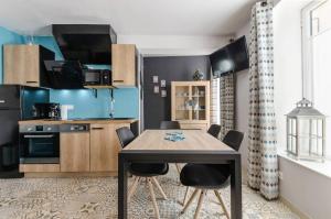 eine Küche mit einem Tisch und Stühlen im Zimmer in der Unterkunft Gite de la barse in Vendeuvre-sur-Barse