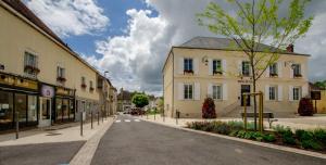 eine leere Straße in einer Stadt mit Gebäuden in der Unterkunft Gite de la barse in Vendeuvre-sur-Barse