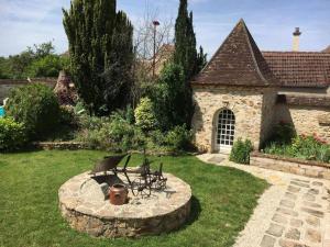 un giardino con focolare all'erba di Le saint vincent ii a Villenauxe-la-Grande