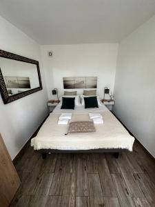 Кровать или кровати в номере l'Alzelle Plage