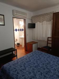 um quarto de hotel com uma cama e uma casa de banho em Monte das Galhanas em Monte do Pigeiro