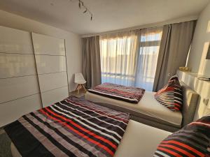 2 Betten in einem Zimmer mit Fenster in der Unterkunft FEWO FAUBEL Mülheim Forum City 60 m2 in Mülheim an der Ruhr