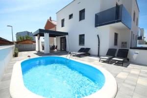 Bazén v ubytování Villa Essenza Mare in Vodice only 650 meters from the beach nebo v jeho okolí