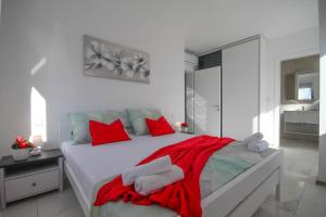 Postel nebo postele na pokoji v ubytování Villa Essenza Mare in Vodice only 650 meters from the beach