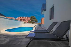 Bazén v ubytování Villa Essenza Mare in Vodice only 650 meters from the beach nebo v jeho okolí