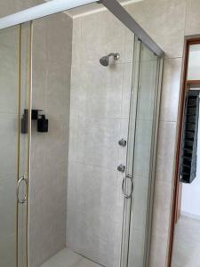 y baño con ducha y puerta de cristal. en Casa vacacional Tequesquitengo, en Tequesquitengo