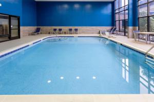 ein großer Pool mit blauem Wasser in einem Hotelzimmer in der Unterkunft Hampton Inn Richmond-SW Hull Street in Midlothian