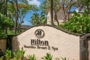 ein Schild für den hügeligen Landschaftsgarten Resort und Spa in der Unterkunft Hilton Mauritius Resort & Spa in Flic-en-Flac