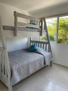 a bedroom with two bunk beds and a window at Casa vacacional Tequesquitengo in Tequesquitengo