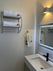 a bathroom with a sink and a mirror and towels at Casa vacacional Tequesquitengo in Tequesquitengo