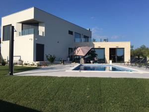 Bazén v ubytovaní Villa EmMa Istria in Central Istria with sea view, pool heating and underfloor heating alebo v jeho blízkosti