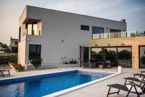 Bazén v ubytovaní Villa EmMa Istria in Central Istria with sea view, pool heating and underfloor heating alebo v jeho blízkosti