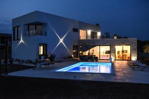 Bazén v ubytovaní Villa EmMa Istria in Central Istria with sea view, pool heating and underfloor heating alebo v jeho blízkosti