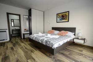Posteľ alebo postele v izbe v ubytovaní Villa EmMa Istria in Central Istria with sea view, pool heating and underfloor heating