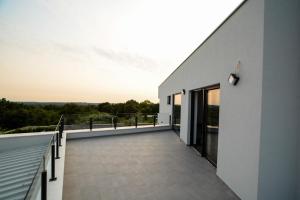 Balkón alebo terasa v ubytovaní Villa EmMa Istria in Central Istria with sea view, pool heating and underfloor heating
