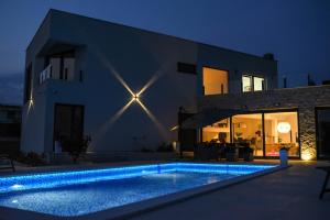 Bazén v ubytovaní Villa EmMa Istria in Central Istria with sea view, pool heating and underfloor heating alebo v jeho blízkosti + 22 fotografií