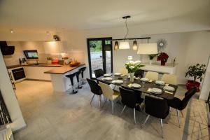 Kuchyňa alebo kuchynka v ubytovaní Villa EmMa Istria in Central Istria with sea view, pool heating and underfloor heating