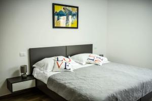 Posteľ alebo postele v izbe v ubytovaní Villa EmMa Istria in Central Istria with sea view, pool heating and underfloor heating