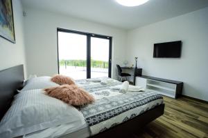 Posteľ alebo postele v izbe v ubytovaní Villa EmMa Istria in Central Istria with sea view, pool heating and underfloor heating