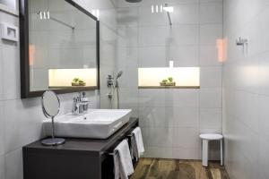 Kúpeľňa v ubytovaní Villa EmMa Istria in Central Istria with sea view, pool heating and underfloor heating