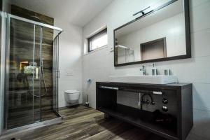 Kúpeľňa v ubytovaní Villa EmMa Istria in Central Istria with sea view, pool heating and underfloor heating