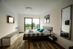 Posteľ alebo postele v izbe v ubytovaní Villa EmMa Istria in Central Istria with sea view, pool heating and underfloor heating