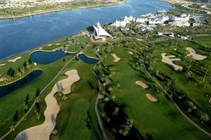 eine Luftansicht eines Golfplatzes neben dem Wasser in der Unterkunft Park Hyatt Dubai in Dubai