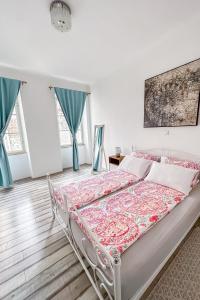 una camera con un letto con una coperta rossa e bianca di Main Square Apartment a Pola (Pula)