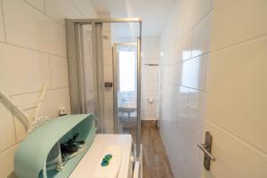 ein Badezimmer mit einem Spiegel und einem Waschbecken in der Unterkunft RR - Stylish Apartment 50qm - WIFI - Washer - TV in Magdeburg