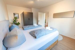 2 łóżka z poduszkami w pokoju w obiekcie RR - Stylish Apartment 50qm - WIFI - Washer - TV w mieście Magdeburg