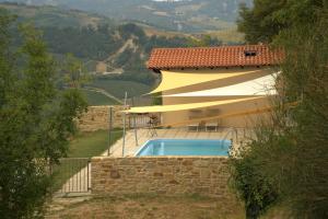 une maison avec une piscine en face de celle-ci dans l'établissement Villa Podere Quartarola, à Modigliana