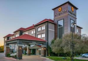 a hotel building with a sign on top of it at La Quinta by Wyndham Fort Worth NE Mall in Hurst