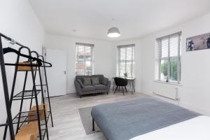 Een zitgedeelte bij Cozy 5 Double Rooms in the heart of Harrow Road- By Resify
